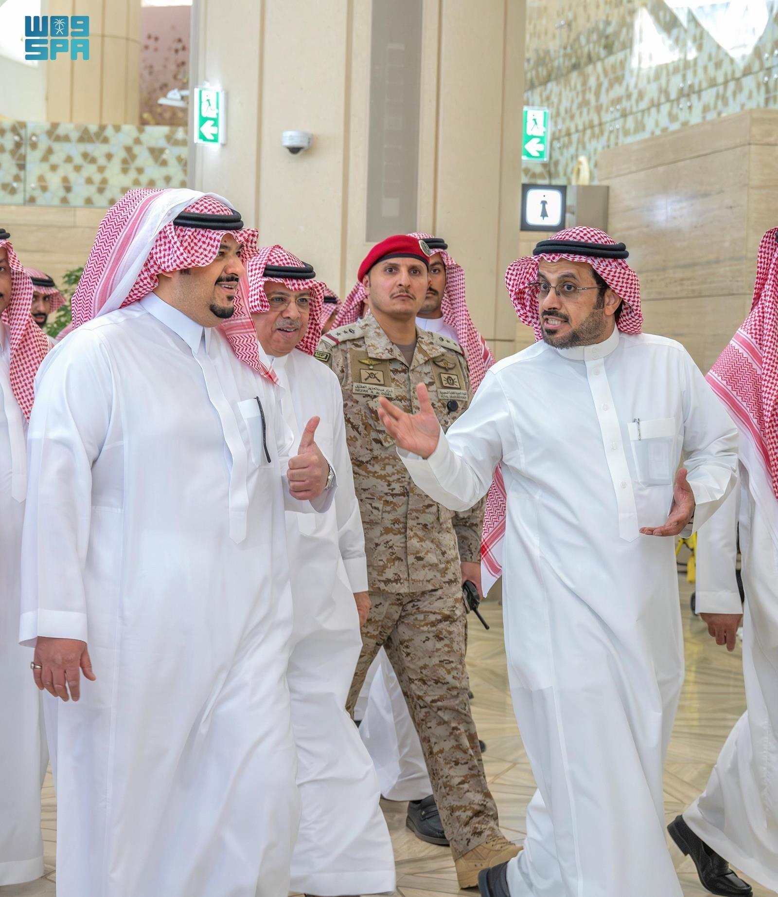 نائب أمير منطقة الرياض يستقل مركبة ذاتية القيادة في طريقه لزيارة مطار ...